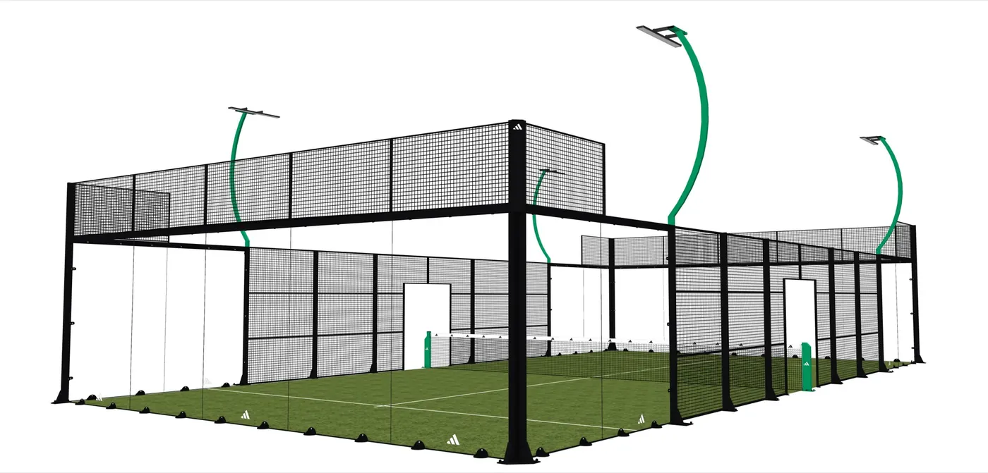 adidas PANOARENA AFP Padel Court mit grünen Lichtmasten